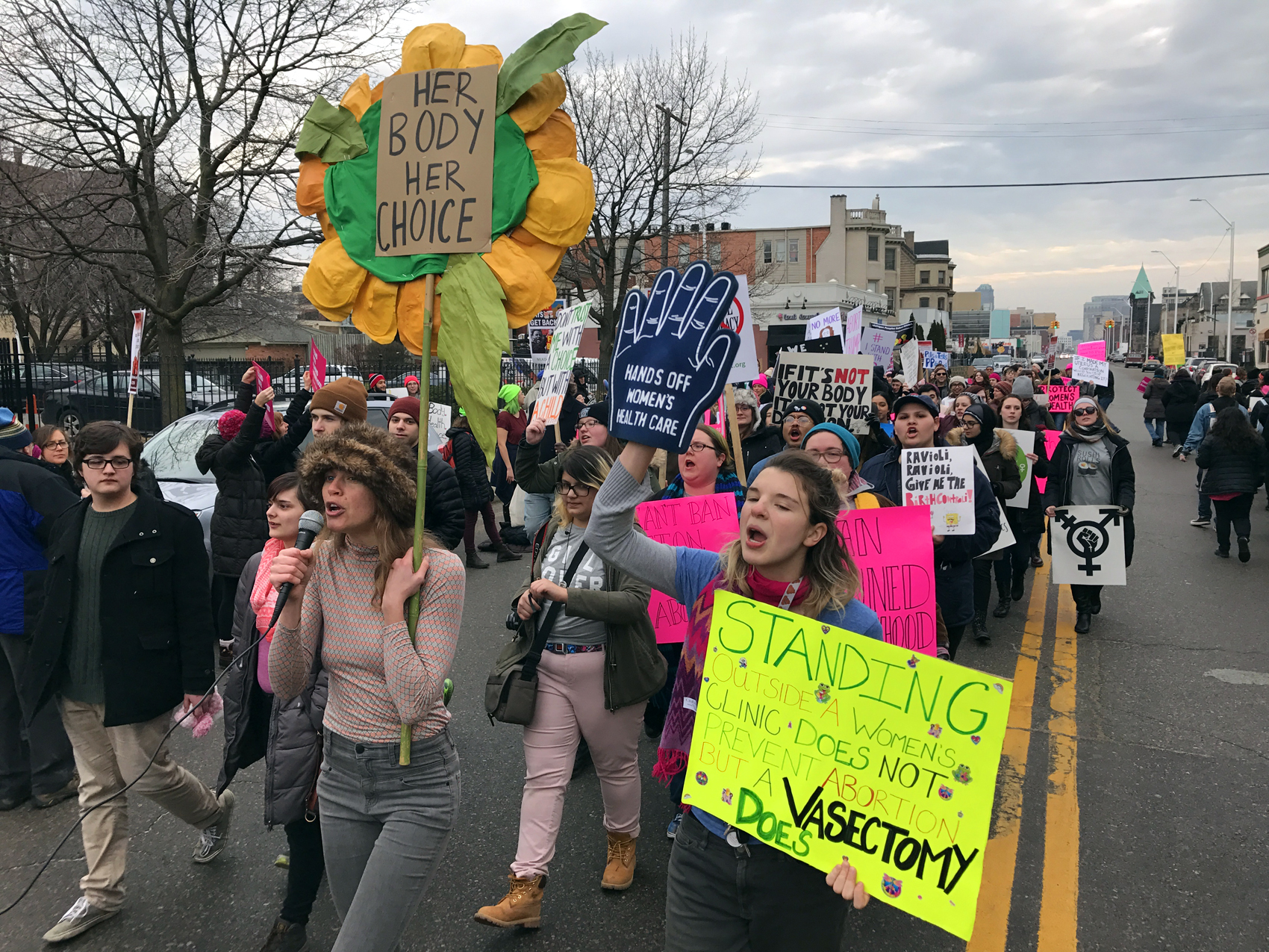 25-photos-large-rally-erupts-outside-planned-parenthood-in-detroit