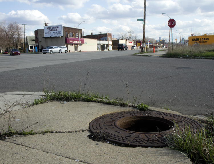 Manhole stolen on Gratiot. 