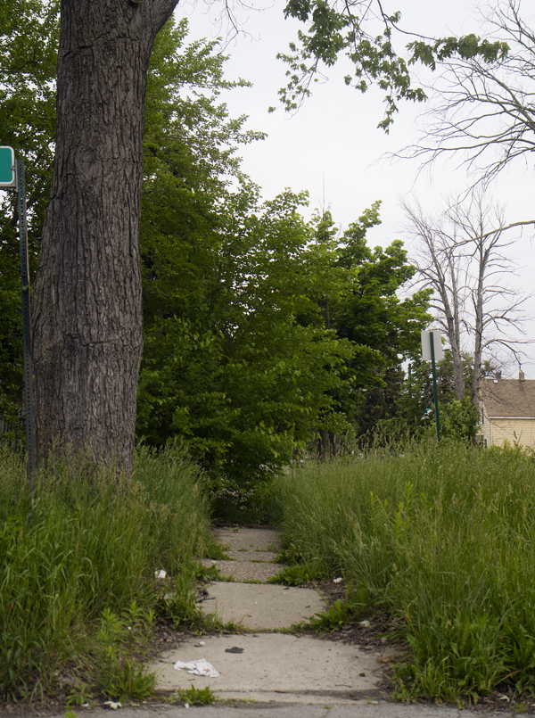 Narrow sidewalk