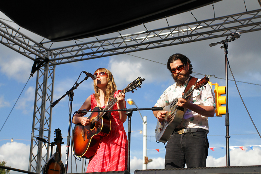 Lac La Belle, an acoustic duo from Detroit, performed. Photo/Steve Neavling 