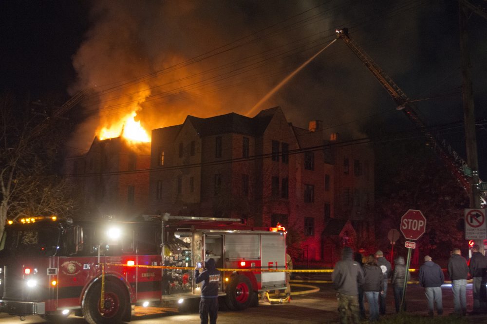 Second-alarm blaze in a vacant four-story apartment at Tyler and Wildemere. Photo by Steve Neavling. 